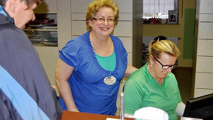 Allgemeinmedizinerin Katalin Pánczél (Mitte) und Arzthelferin Silvia Holzheimer mit einer Patientin. Foto: Sigismund von Dobschütz