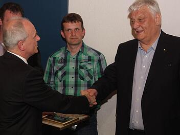 Zweiter Bürgermeister Markus Grüner (l.) bedankt sich unter den Augen von Alois Reichel bei Willi Müller. Fotos: Galster