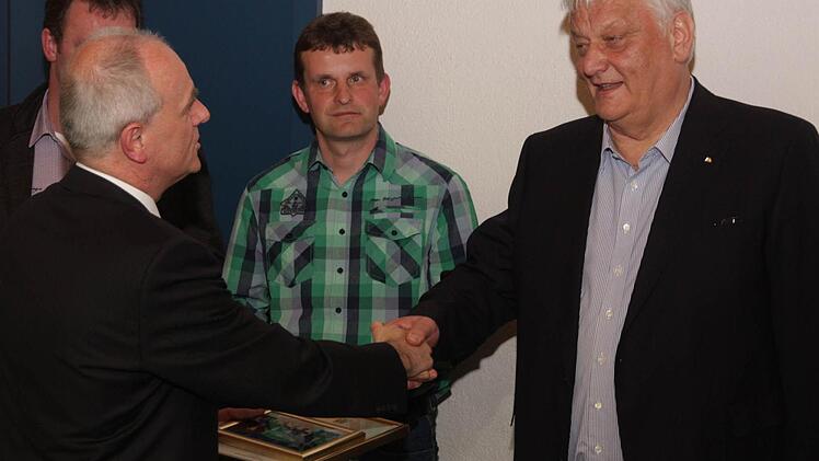 Zweiter Bürgermeister Markus Grüner (l.) bedankt sich unter den Augen von Alois Reichel bei Willi Müller. Fotos: Galster
