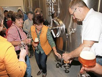 Allzu gern probierten die FT-Leser das Märzenbier von Brauer Georg Rittmayer.  Foto: Erlwein