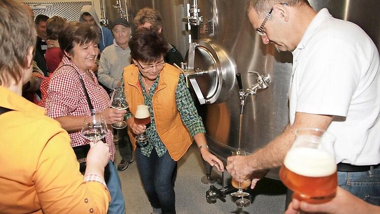 Allzu gern probierten die FT-Leser das Märzenbier von Brauer Georg Rittmayer.  Foto: Erlwein