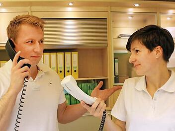 Keine Kommunikation möglich: Die Praxis-Telefone von Felix Kende und Jennifer Hey sind derzeit nur Attrappen.  Foto: Robert Huger