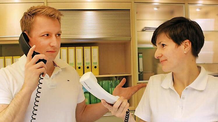 Keine Kommunikation möglich: Die Praxis-Telefone von Felix Kende und Jennifer Hey sind derzeit nur Attrappen.  Foto: Robert Huger