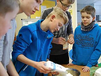 Die Ganztagsschüler aus Gräfenberg haben sich intensiv mit ihrem Essen beschäftigt. Dazu gehört es auch, einmal selbst den Kochlöffel zu schwingen.  Fotos: Malbrich