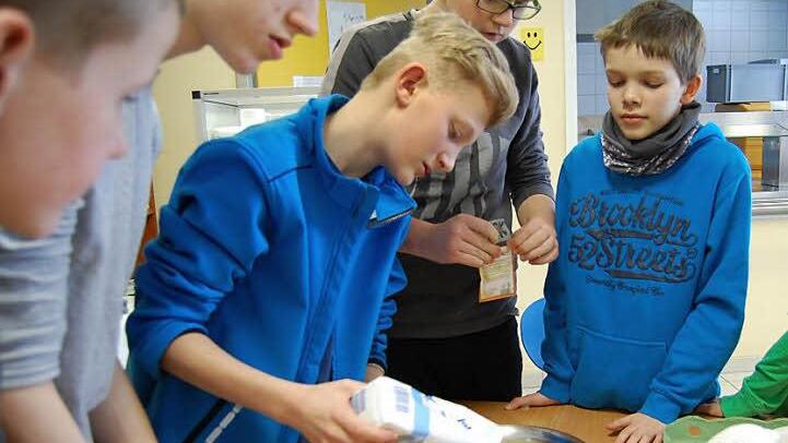 Die Ganztagsschüler aus Gräfenberg haben sich intensiv mit ihrem Essen beschäftigt. Dazu gehört es auch, einmal selbst den Kochlöffel zu schwingen.  Fotos: Malbrich