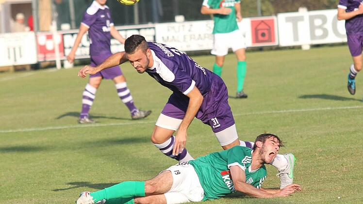 Bambergs Maximilian Göbhardt (hinten) trifft nicht den Ball, dafür den Sander Sands Dinis Ribeiro. Es gibt natürlichFreistoß.