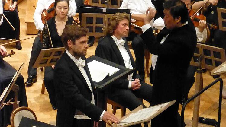 Der Bariton Michael Nagy (links) und der Tenor Klaus Florian Vogt waren die Solisten bei Gustav Mahlers "Lied von der Erde" unter der Leitung von Long Yu. Foto: Ahnert
