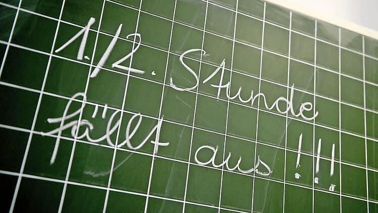 Teilweise bis zu 30 Lehrer fielen im Landkreis in der Zeit vor den Faschingsferien krankheitsbedingt aus. Inzwischen sei die Lage aber nicht mehr so angespannt, sagt Uwe Dörfer, der Leiter des Staatlichen Schulamts im Landkreis Kronach. Foto: Caroline Seidel/dpa
