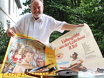Alte Kinoplakate und Filmrollen hat sich Kar-Heinz Distler als Erinnerungen an seine Filmvorführer-Zeiten aufgehoben.  Foto: Andeas Oswald
