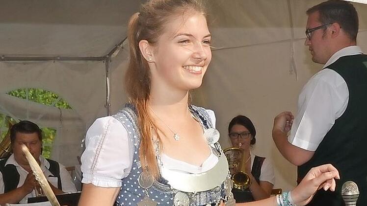 Die Jugend-Schützenkönigin Julia Geiger dirigiert den MV Rothenkirchen. Fotos: Karl-Heinz Hofmann