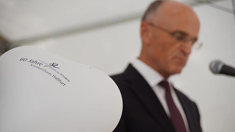 Mit sehr viel mehr Zuversicht, als das noch vor einigen Monaten möglich gewesen wäre, wurde am Freitag das 60-jährige Bestehen des Kreiskrankenhauses Haßfurt gefeiert; im Bild ist Landrat Wilhelm Schneider.S. Weinbeer
