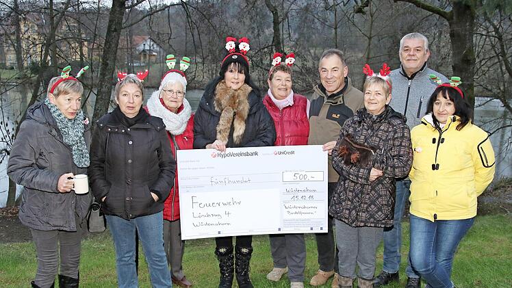 Die Wüstenahorner Bastelfrauen spenden den Erlös aus dem Verkauf von Adventskränzen und Weihnachtsdeko dem Löschzug 4 der Freiwilligen Feuerwehr Wüstenahorn. Foto: Wolfgang Desombre