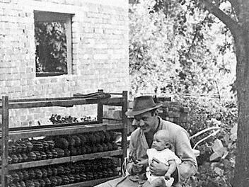 Egon Landgraf im Jahr 1962 mit Tochter Irene beim Aufsohlen