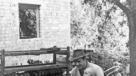 Egon Landgraf im Jahr 1962 mit Tochter Irene beim Aufsohlen