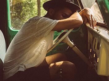 Ein 23-J&auml;hriger ist in Hessen von der Polizei geweckt worden. Er sa&szlig; in seinem Auto, dass eindeutig Unfallspuren aufwies. Dem jungen Mann war eine lange List an Verst&ouml;&szlig;en nachzuweisen. Symbolfoto: pixabay.com