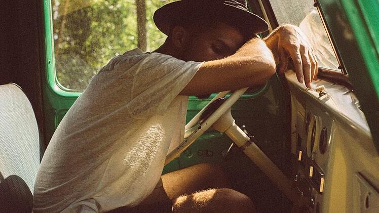 Ein 23-J&auml;hriger ist in Hessen von der Polizei geweckt worden. Er sa&szlig; in seinem Auto, dass eindeutig Unfallspuren aufwies. Dem jungen Mann war eine lange List an Verst&ouml;&szlig;en nachzuweisen. Symbolfoto: pixabay.com