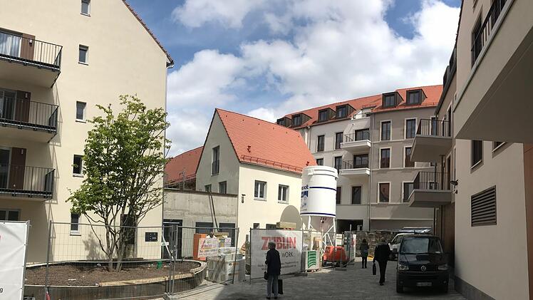 Die Sparkasse spricht von einem gelungenen Beispiel für innerstädtische Nachverdichtung. An einen Gefängnishof fühlt sich Rolf Snethlage erinnert.