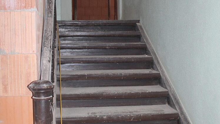 Die Treppe in den ersten Stock der Alten Schule in Zeitlofs lässt erahnen, wie alt das Gebäude ist.