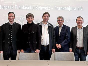 Der neu gew&auml;hlte Vorstand des Naturparkvereins f&uuml;r die kommenden drei Jahre (v.&nbsp;l.): Clemens Angermann (stv. Landrat Kulmbach), Bruno Kellner (stv. Landrat Bamberg), Florian Wiedemann (Landrat Bayreuth), Wolfgang Nierhoff (B&uuml;rgermeister Pegnitz), ...