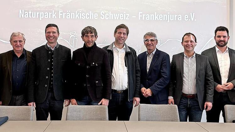 Der neu gew&auml;hlte Vorstand des Naturparkvereins f&uuml;r die kommenden drei Jahre (v.&nbsp;l.): Clemens Angermann (stv. Landrat Kulmbach), Bruno Kellner (stv. Landrat Bamberg), Florian Wiedemann (Landrat Bayreuth), Wolfgang Nierhoff (B&uuml;rgermeister Pegnitz), ...