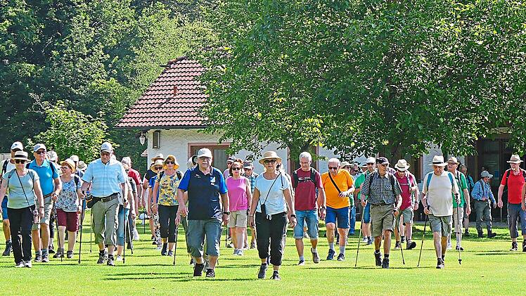 Auf dem Sportplatz in Reith begann unter der Leitung von Rainer Werner (vorne in der Mitte) die DJK-Seniorenwanderung zu den Sehensw&uuml;rdigkeiten im Thulbatal.