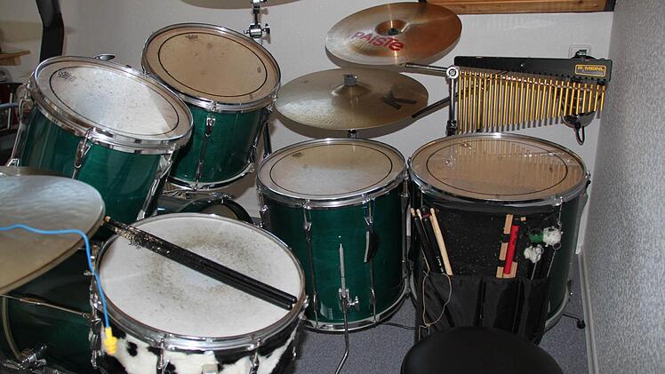 Ein akustisches Schlagzeug steht gleich daneben.