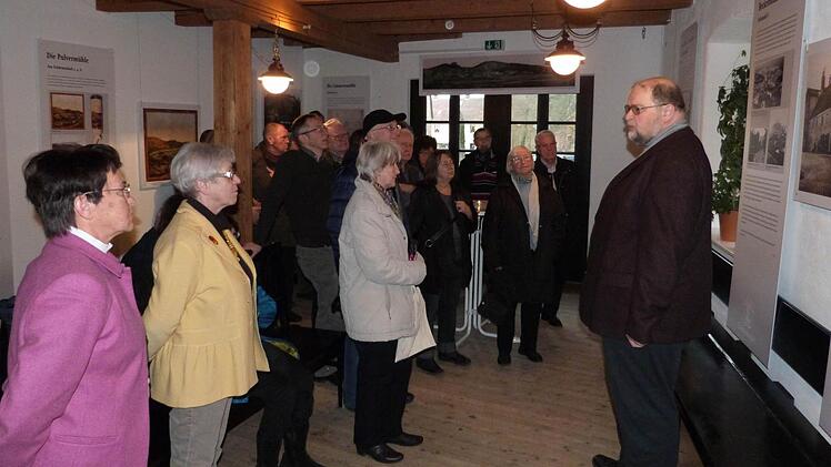 Gut 30 interessierte B&uuml;rgerinnen und B&uuml;rger hatten sich f&uuml;r den Tag der offenen T&uuml;r in der Kommunbr&auml;u interessiert. Fotos: Rei&szlig;aus