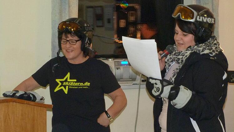 Monika Weinbeer (links) und ihre Tochter Katharina (rechts) berichteten vom Ski- Urlaub in Servaus und Saalbach- Hinterklemm.