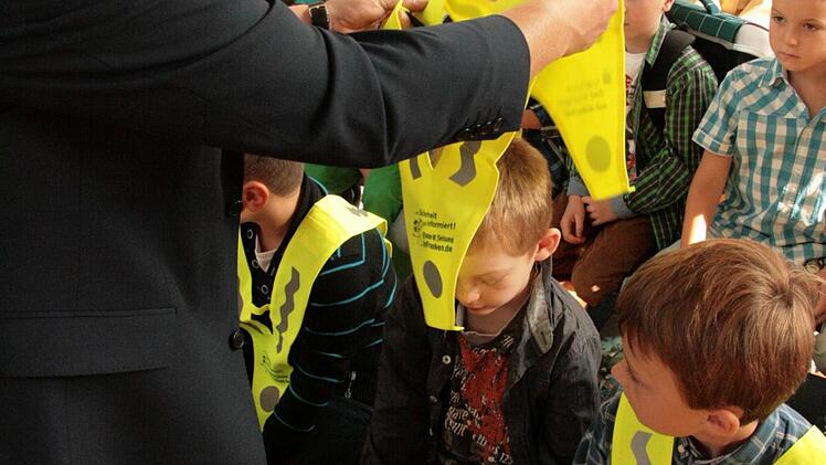 Übergabe der Sicherheitsdreiecke zum Schulanfang 2014 in Münnerstadt. Fotos: Paul Ziegler/Heike Beudert