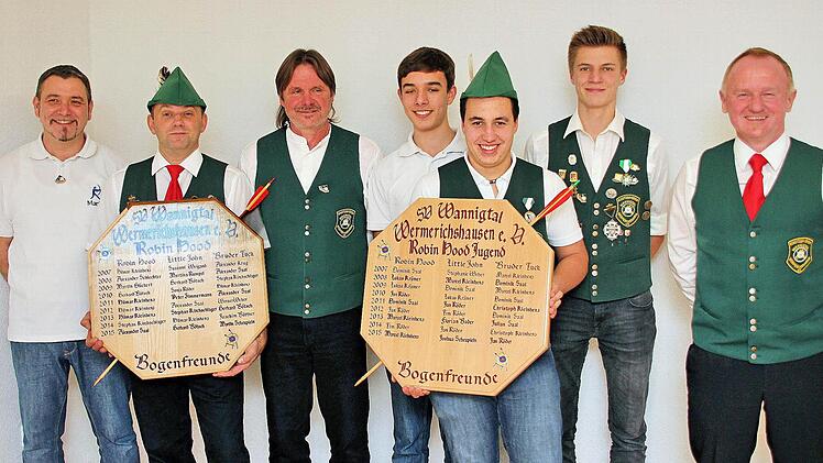 Die erfolgreichen Bogenschützen (von links) Martin Scheuplein, Alexander Saal, Gerhard Bötsch, Joshua Scheuplein, Marcel Kleinhenz, Jan Röder mit Sportleiter Michael Bauer. Foto: Dieter Britz