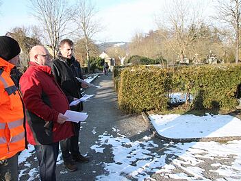 Stefan Sluzar, Klaus Schebler und Bernd Hochrein (von links) besprechen, welche Gestaltungsarbeiten am Friedhof nötig sind. Foto: Heike Beudert
