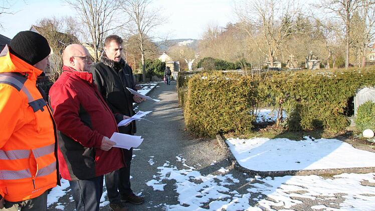Stefan Sluzar, Klaus Schebler und Bernd Hochrein (von links) besprechen, welche Gestaltungsarbeiten am Friedhof nötig sind. Foto: Heike Beudert