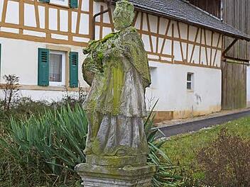 Die Nepomuk-Figur wird restauriert und verlegt. Foto: Michel