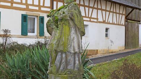 Die Nepomuk-Figur wird restauriert und verlegt. Foto: Michel
