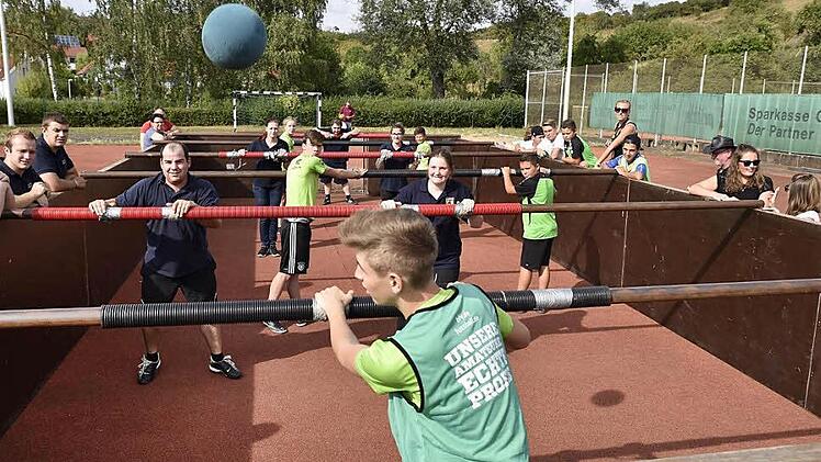 Viel Spaß hatten die Teilnehmer bei diesem Menschenkickerturnier, wie eine Szene aus der Begegnung des späteren Turniersiegers, der U17 Fußballer des TV Königsberg, gegen die Feuerwehr Königsberg zeigt.  Fotos: Gerold Snater