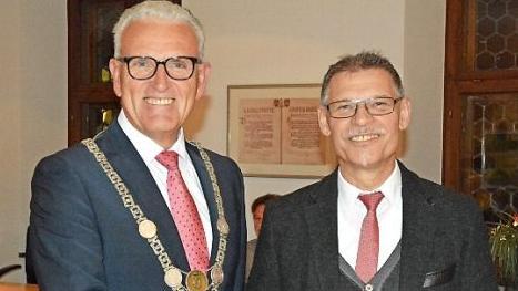 Neu im Stadtrat wird Bernhard Lorz die SPD-Fraktion unterst&uuml;tzen. B&uuml;rgermeister Bruno Altrichter legte f&uuml;r die Vereidigung des neuen Stadtrates seine Amtskette an.  Foto: Stefan Kritzer
