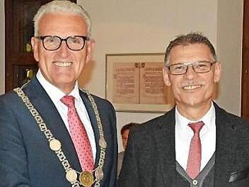 Neu im Stadtrat wird Bernhard Lorz die SPD-Fraktion unterstützen. Bürgermeister Bruno Altrichter legte für die Vereidigung des neuen Stadtrates seine Amtskette an.  Foto: Stefan Kritzer