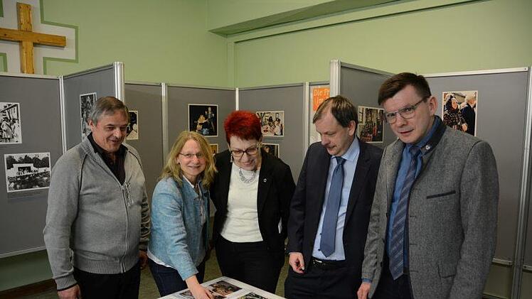 Bei der offiziellen Ausstellungeröffnung: (von links) Erhard Bischof, Elisabeth Assmann, Monika Horcher, Otto Waldmann und Armin Warmuth.Th. Meindl