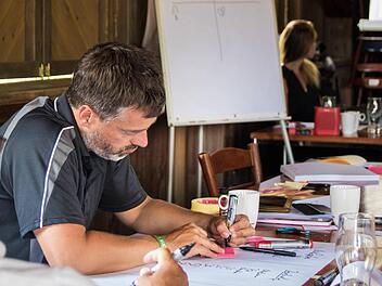 Christian John, Geschäftsführer des Maler- und Raumgestaltungsbetriebes John aus Lichtenfels, zählte zu den Teilnehmern der Veranstaltung mit einem StartUp aus dem digitalen Gründerzentrum Bamberg, die in Bad Staffelstein stattfand. Foto: Robert Müller