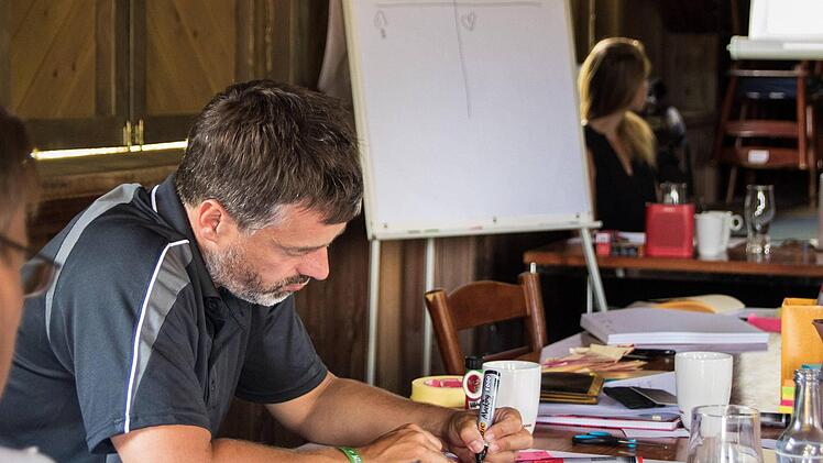 Christian John, Geschäftsführer des Maler- und Raumgestaltungsbetriebes John aus Lichtenfels, zählte zu den Teilnehmern der Veranstaltung mit einem StartUp aus dem digitalen Gründerzentrum Bamberg, die in Bad Staffelstein stattfand. Foto: Robert Müller
