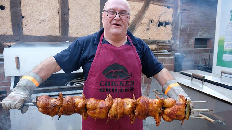 Am Grill der Genussbrennerei Lutz erwies sich Joachim Färber wieder als Herr der Hühner. Foto: Gerd Schaar