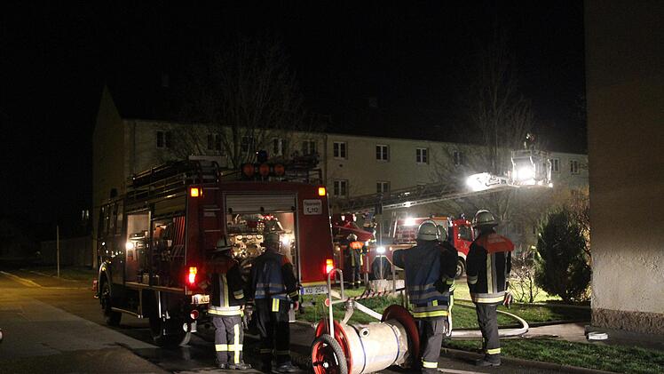 Die Feuerwehrmänner verlegten drei Leitungen.  Foto: Sonny Adam