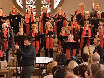 Der Gospelchor Haßberge unter Matthias Göttemann begeisterte bei zwei Konzerten in Maroldsweiach und Ziegelanger (im Bild).  Foto: pr