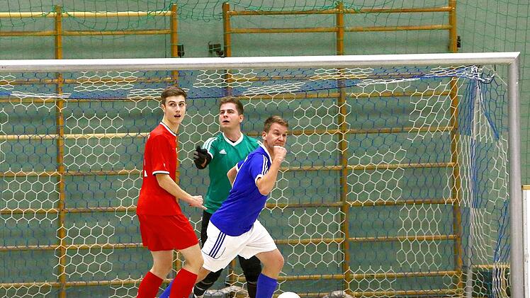 Umstrittenes Tor: War Mario Rammings 2:2 gegen den TSV 08 Kulmbach noch in der regulären Spielzeit? Die Nullachter Felix Schneider und Jannick Martin (von links) sind entsetzt. Foto: Monika Limmer
