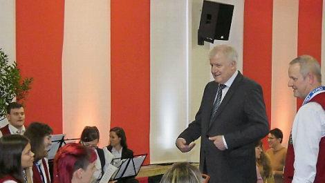 Persönlich dankte Horst Seehofer dem Jugendblasorchester Burgpreppach mit seinem Dirigenten Stefan Groh für die glanzvolle musikalische Umrahmung des Abends.