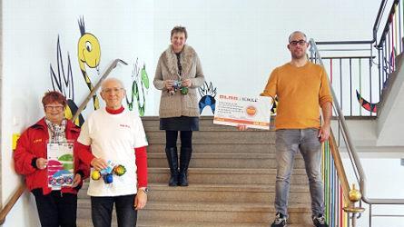 Marliese und Richard Bär (DLRG-Kreisverband Kronach), Rektorin Carmen Nüchterlein sowie Klassenleiter Ulli Gehring freuen sich über die Zertifizierung.