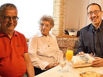 Frieda Pfister mit Sohn Andreas Pfister und Bürgermeister Martin Walz