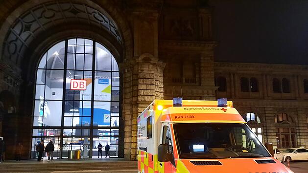 Nürnberg Hauptbahnhof Nacht Einsatz Rettungskräfte Symbol