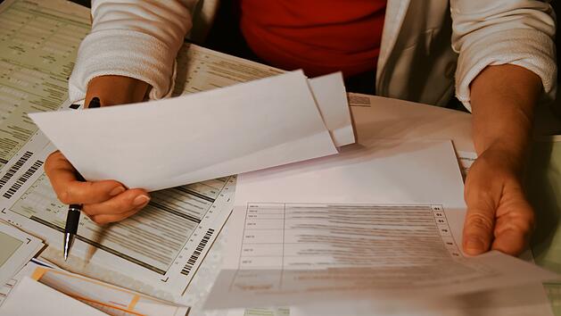 Formulare Rechnungen Steuererkl&auml;rung &Uuml;berweisungsschein H&auml;nde Stift Steueridentifikationsnummer Steuer-ID Steuernummer Unterschied lebenslang g&uuml;ltig BZSt online anfordern Antrag verloren wiederfinden Finanzamt Deutschland Dokumente B&uuml;ro Pr&uuml;fung Belege Sortieren ELSTER Nummer Identifikationsnummer Datenschutz Haushalt Formulare ausf&uuml;llen / Rechnungen sortieren / Steuererkl&auml;rung