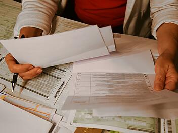 Formulare Rechnungen Steuererkl&auml;rung &Uuml;berweisungsschein H&auml;nde Stift Steueridentifikationsnummer Steuer-ID Steuernummer Unterschied lebenslang g&uuml;ltig BZSt online anfordern Antrag verloren wiederfinden Finanzamt Deutschland Dokumente B&uuml;ro Pr&uuml;fung Belege Sortieren ELSTER Nummer Identifikationsnummer Datenschutz Haushalt Formulare ausf&uuml;llen / Rechnungen sortieren / Steuererkl&auml;rung